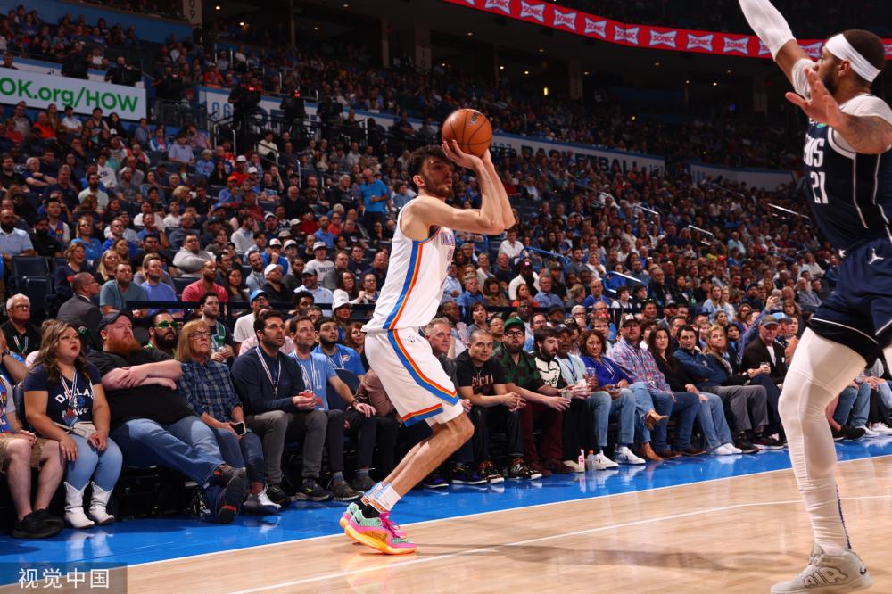 克内克特取代东契奇首发出战，下半场表现略显不足（克内克特顶替东契奇首发，下半场发挥平平）