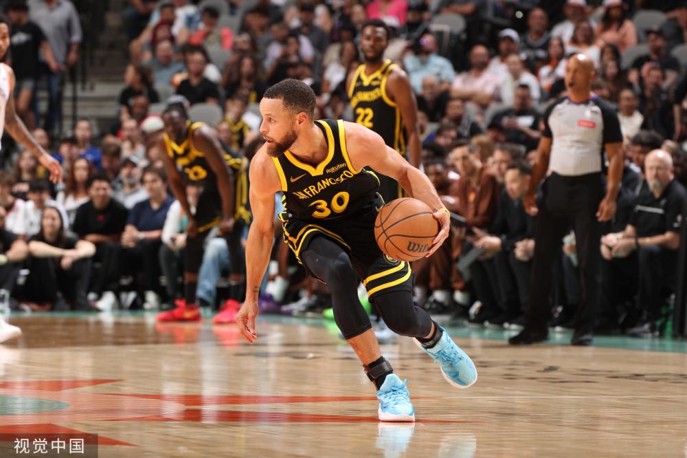 克内克特取代东契奇首发出战，下半场表现略显不足（克内克特顶替东契奇首发，下半场发挥平平）